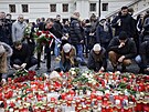 P�ed budovou v Karolinu vzniklo pietn� m�sto, lid� tam p�ich�zej� za ob�ti...