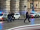 Policie zasahuje na n�m�st� Jana Palacha v Praze u nahl�en� st�elby ve �kole....