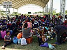Migranti odpoívají bhem svého dlouhého putování pes Mexiko. (24. prosince...