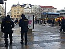Policejn� hl�dky s dlouh�mi zbran�mi se objevily tak� na Masarykov� n�m�st� v...