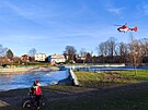 Zchransk vrtulnk nad ekou Ostravic ve Frdku-Mstku, kde se topil mu ve...