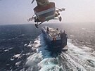 Vrtulník povstaleckých jemenských Húsi pelétá nad nákladní lodí Galaxy Leader...
