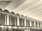 Pardubick� n�dra�n� hala s hotelem je d�lem architekt� Karla �epy a Josefa...