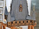 Dokonování modelu Prané brány v Parku miniatur Boheminium Mariánské Lázn. K...