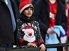 Mladiký fanouek Manchesteru United na tribun stadionu West Hamu.