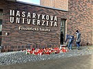 Pietní místo ped Filozofickou fakultou Masarykovy univerzity v Brn.