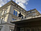 Na budov Filozofické fakulty Masarykovy univerzity v Brn vlaje erná vlajka.