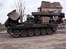 Ruský tank v ukrajinské obci