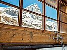 Z horské chaty je výhled na Matterhorn.