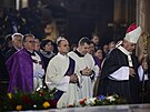 Arcibiskub Jan Graubner na bohoslub v katedrále svatého Víta za obti útoku...