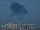 Výbuch rakety na obloze nad Kyjevem bhem ruského raketového útoku a útoku...
