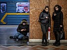 Lidé se ukrývají ve stanici metra v Kyjev bhem útoku ruských raket a dron na...