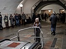 Lidé se ukrývají ve stanici metra v Kyjev bhem útoku ruských raket a dron na...