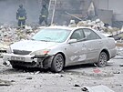 Pokozené auto v Dnipru po doposud nejvtím ruském útoku na Ukrajinu (29....