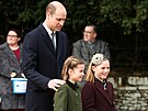 Princ William, jeho dcera princezna Charlotte a Mia Tindallová  odchází...