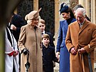 Britská královská rodina se sela na tradiní vánoní bohoslub v Sandringhamu.