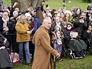Král Karel III. na procházce mezi lidmi po tradiní vánoní bohoslub v...