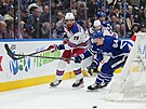 David Kämpf (64) z Toronto Maple Leafs stíhá KAndreho Millera v zápase s New...