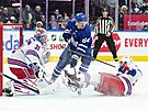 David Kämpf (64) z Toronto Maple Leafs ped bránou New York Rangers, kterou...