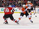 Bobby Brink (10) z Philadelphia Flyers stílí na bránu New Jersey Devils kolem...