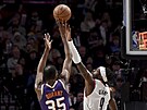 Kevin Durant (vlevo) z Phoenix Suns stílí na ko Portland Trail Blazers. Brání...