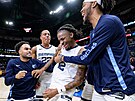 Basketbalisté Memphis Grizzlies oslavují Ja Moranta za vítznou trefu.