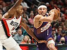 Devin Booker (1) z Phoenix Suns útoí v zápase s Portland Trail Blazers, brání...
