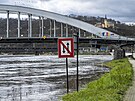 Zvýená hladina Labe pod mostem Dr. Edvarda Benee v Ústí nad Labem (25....