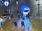 Agresivn� opil� mlad�k na n�m�st� Republiky nejprve skon�il v poutech a...
