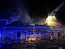 Snímky z letoního bezna, kdy plameny pohltily restauraci a penzion nad ní.