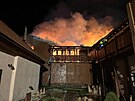 Snímky z letoního bezna, kdy plameny pohltily restauraci a penzion nad ní.