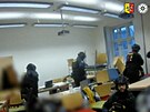 Policie ukázala zábry ze zásahu proti stelci v budov fakulty