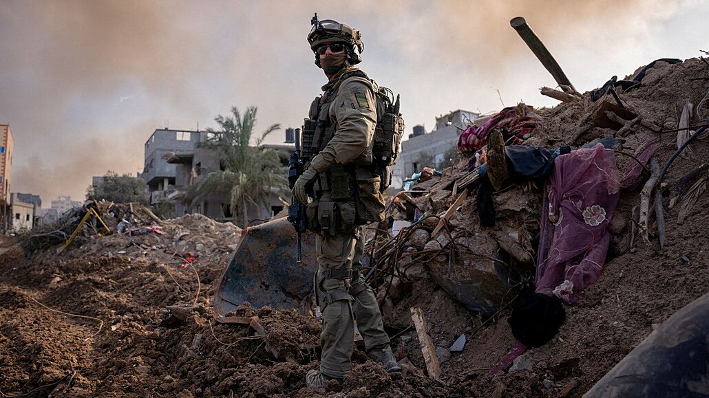 Izraelský voják operuje v Pásmu Gazy uprosted boj s palestinskou...