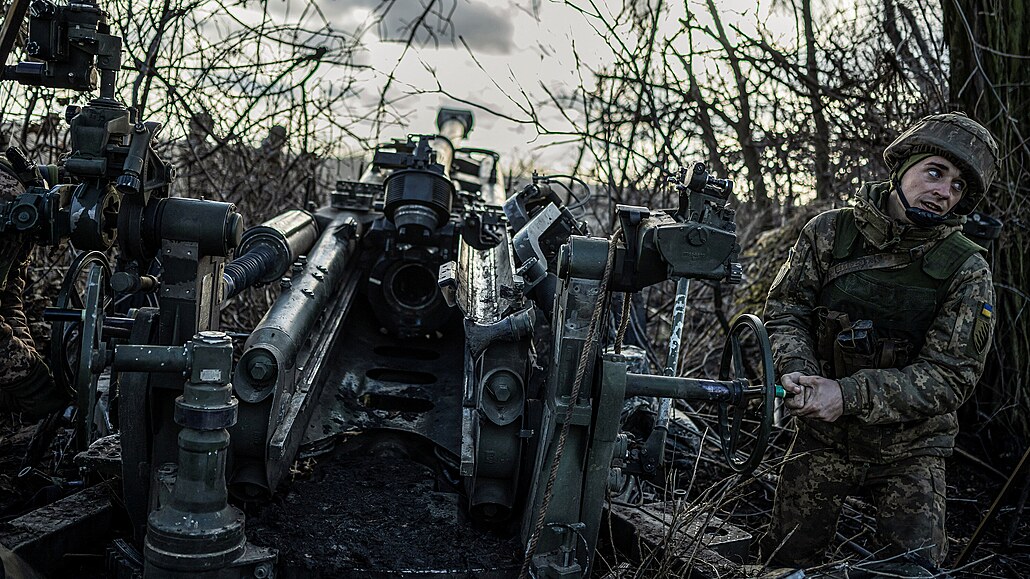 Ukrajinský voják 55. samostatné dlostelecké brigády pipravuje houfnici M777...