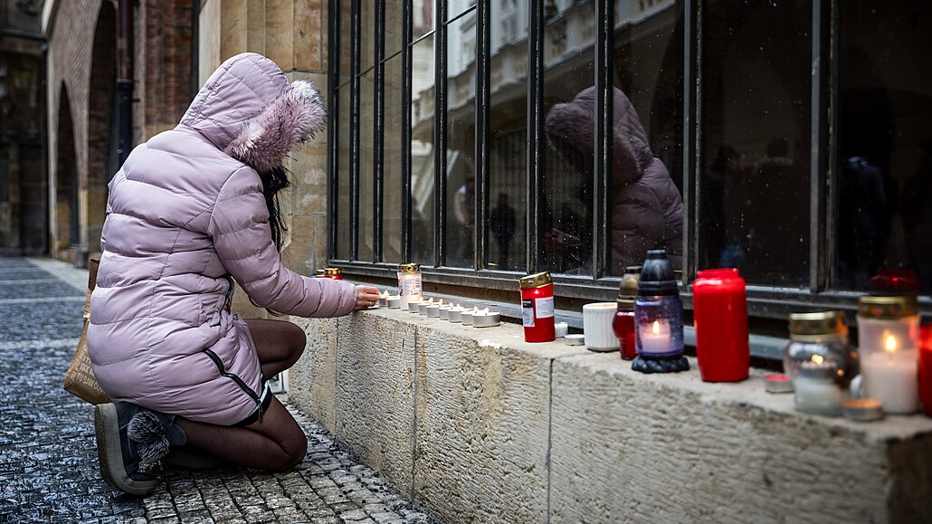 Pietní místo, kam lidé p�icházejí uctít ob�ti �tvrte�ní st�elby na Filozofické...