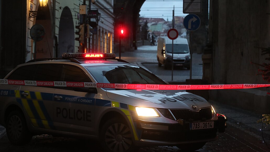 Policie zasahuje na nám�stí Jana Palacha v Praze u nahlá�ené st�elby ve �kole....