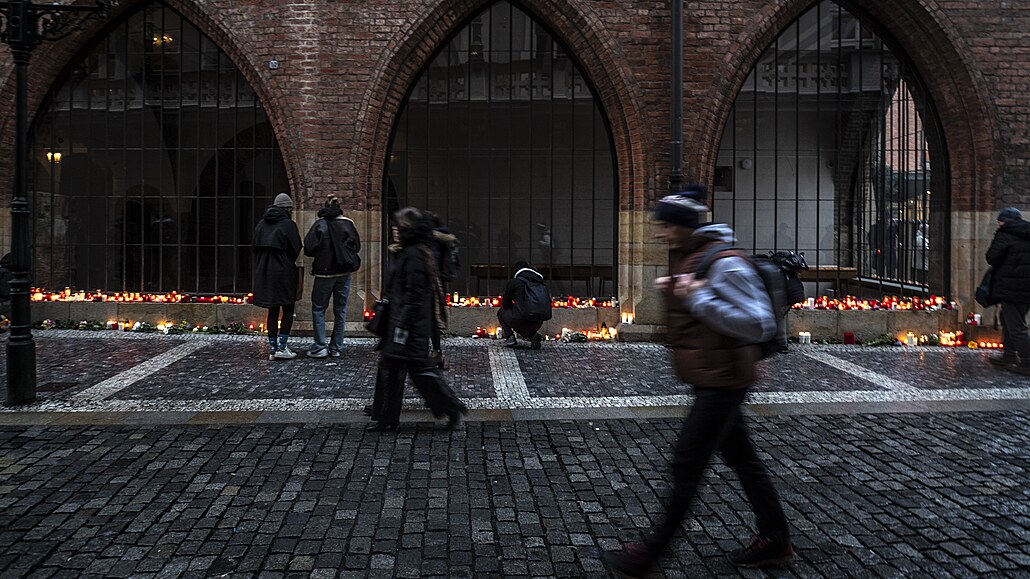 Pietní místo, kam lidé p�icházejí uctít ob�ti �tvrte�ní st�elby na Filozofické...