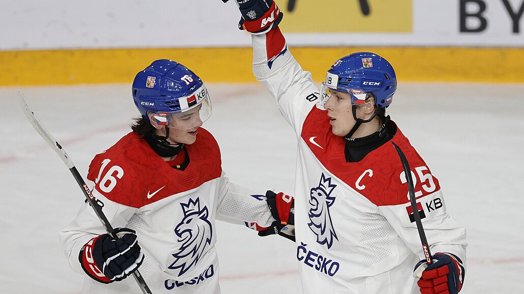 Jií Kulich (vpravo) a Matyá Melovský slaví gól proti Norsku.