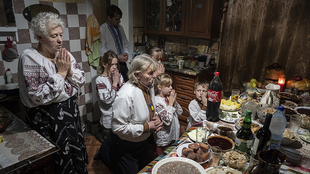 Ukrajinci se modlí pi píleitosti tdrého dne. Ukrajinci poprvé slaví Vánoce...