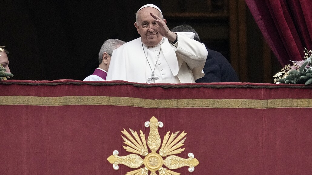 Pape Frantiek pronese ve Vatikánu tradiní vánoní poselství Urbi et Orbi (Mstu a svtu).