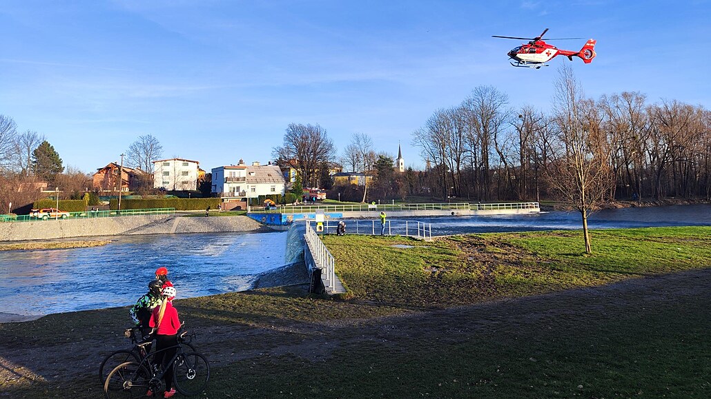 Záchraná�ský vrtulník nad �ekou Ostravicí ve Frýdku-Místku, kde se topil mu� ve...