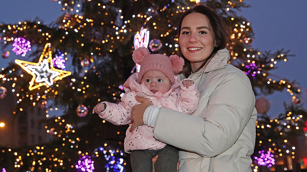 Melánie Sedláová s dcerou Amálkou u vánoního stromu v Havíov. V lét vak...