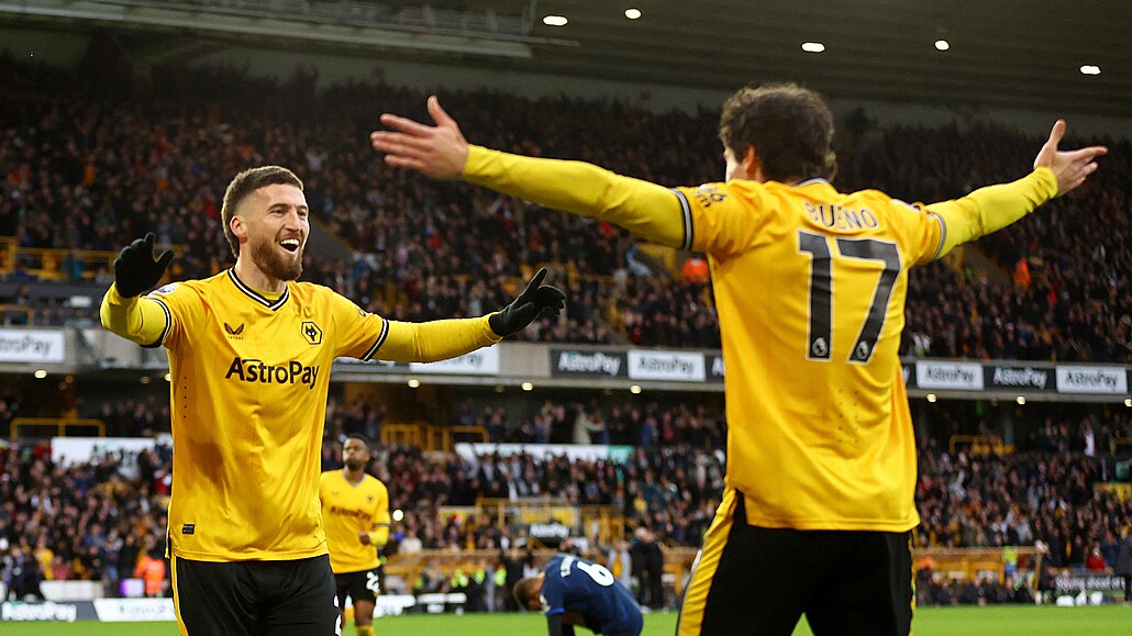 Hrái Wolverhamptonu se radují z gólu.