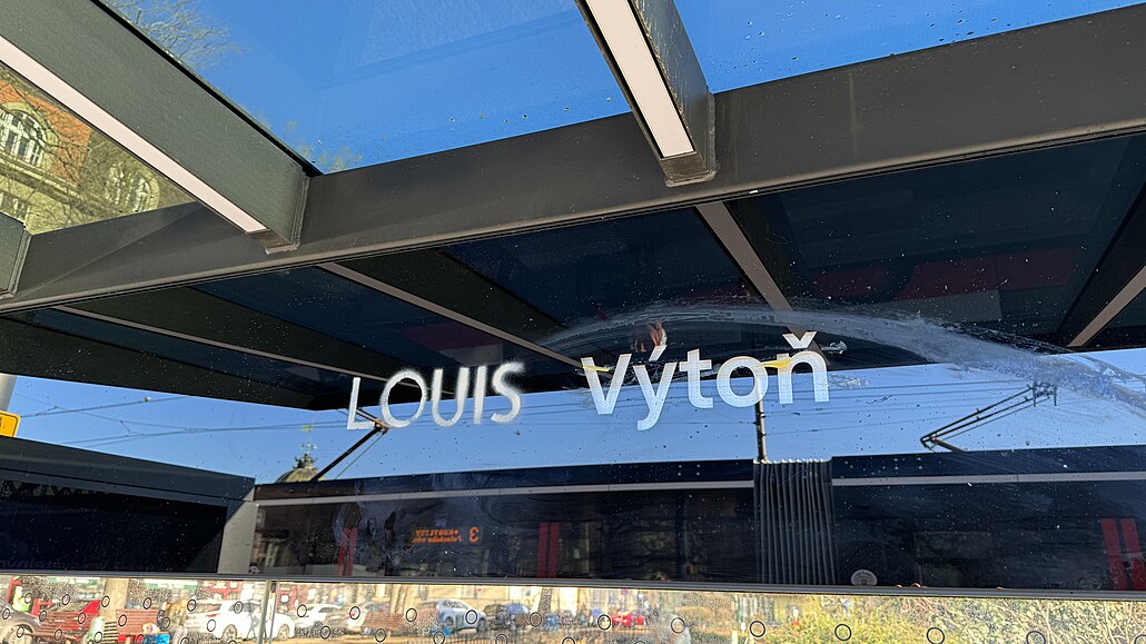 Louis Vuitton, na ni� nápis rovn� odkazuje, je francouzská módní od�vní zna�ka...