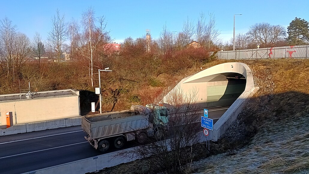 Jihlavský tunel je s 304 metry nejdel�ím na Vyso�in�. Rychlost je v n�m omezena...
