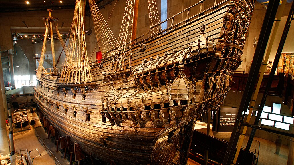 védská bitevní lo Vasa ze 17. století, která je jednou z nejnavtvovanjích...