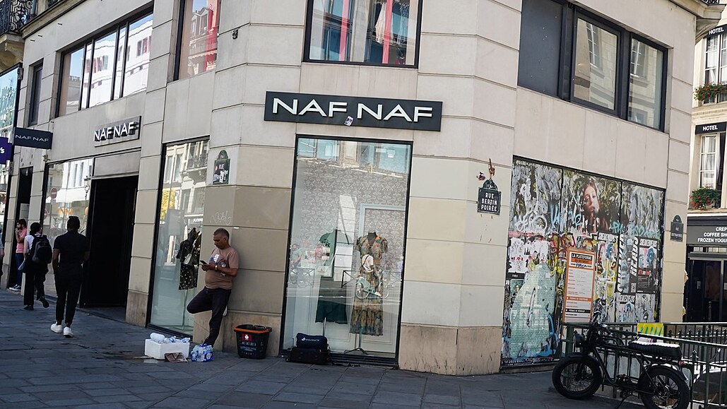 Prodejna Naf Naf na ulici Rivoli v Paíi (7. záí 2023)