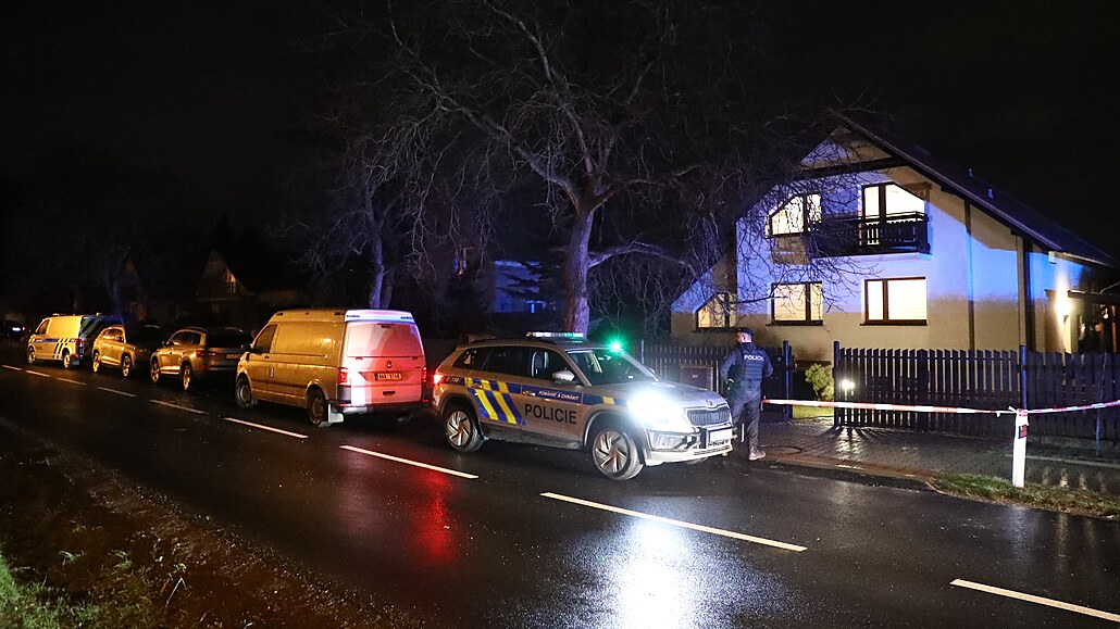 Policisté v souvislosti se stelbou na univerzit zasahovali v rodinném dom na Kladensku (21. prosince 2023)