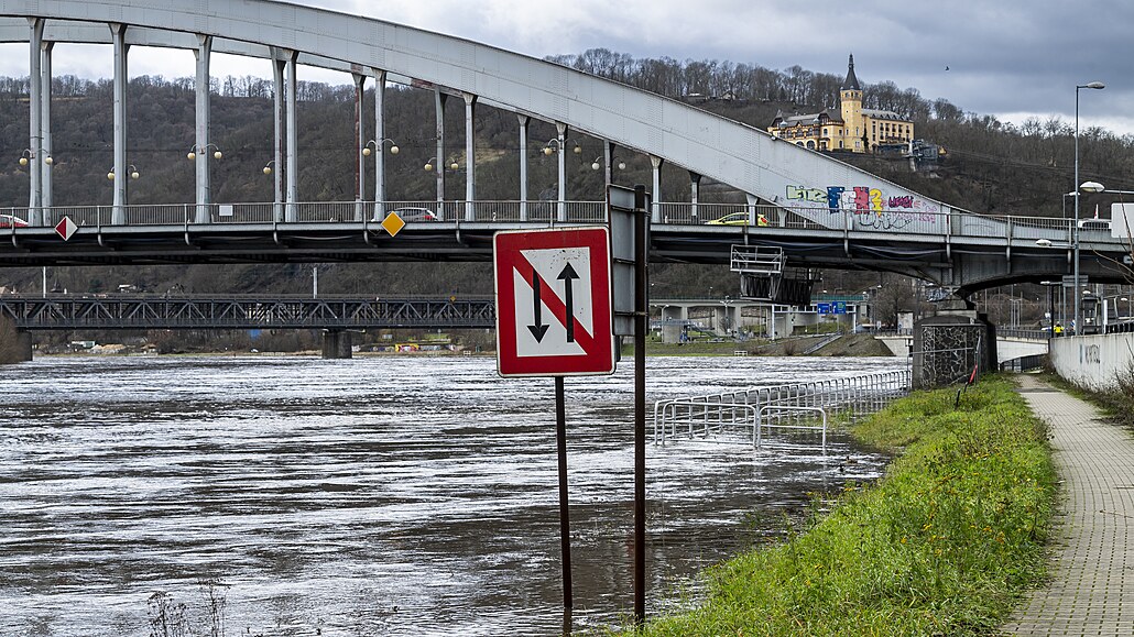 Zvýená hladina Labe pod mostem Dr. Edvarda Benee v Ústí nad Labem (25....