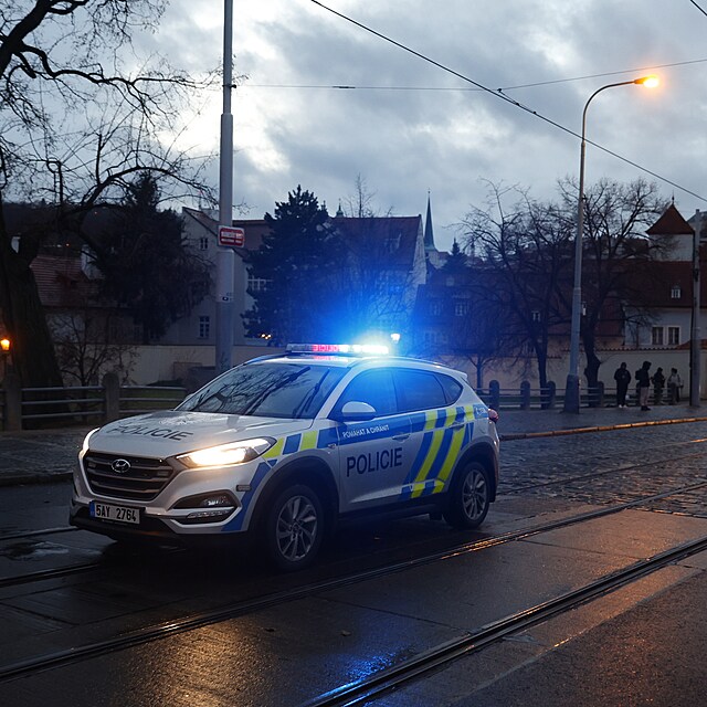 Policie zasahuje na nmst Jana Palacha v Praze u nahlen stelby ve kole....